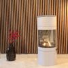 Etanolkamin Apartment 2 Vit placerad mot vägg med växt bredvid