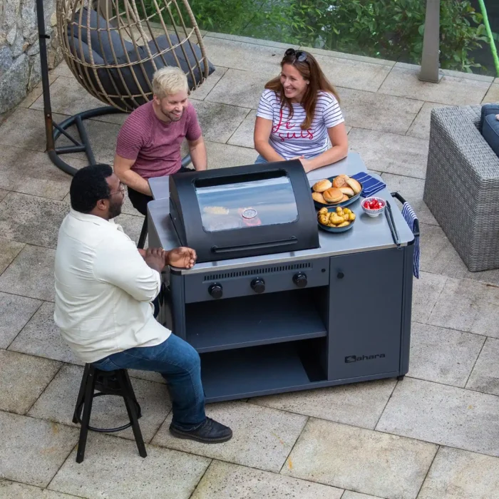 3-personer-konverserar-och-grillar-mat-pa-en-gasolgrill-sahara-arke-3-brannare-gra