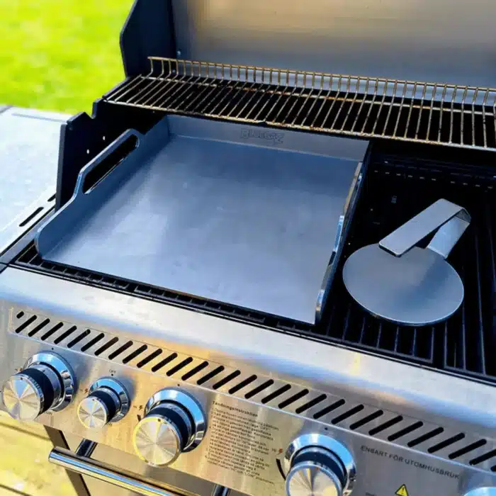 Bluegaz Ulvaryd Stekbord 40x40 cm på grill med smashjärn