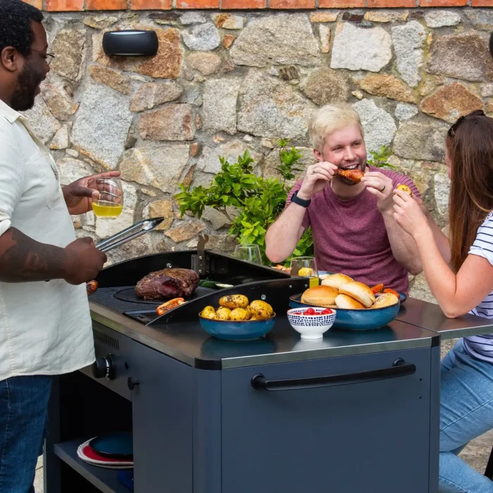 personer-grillar-kott-pa-en-gasolgrill-sahara-arke-med-3-branare